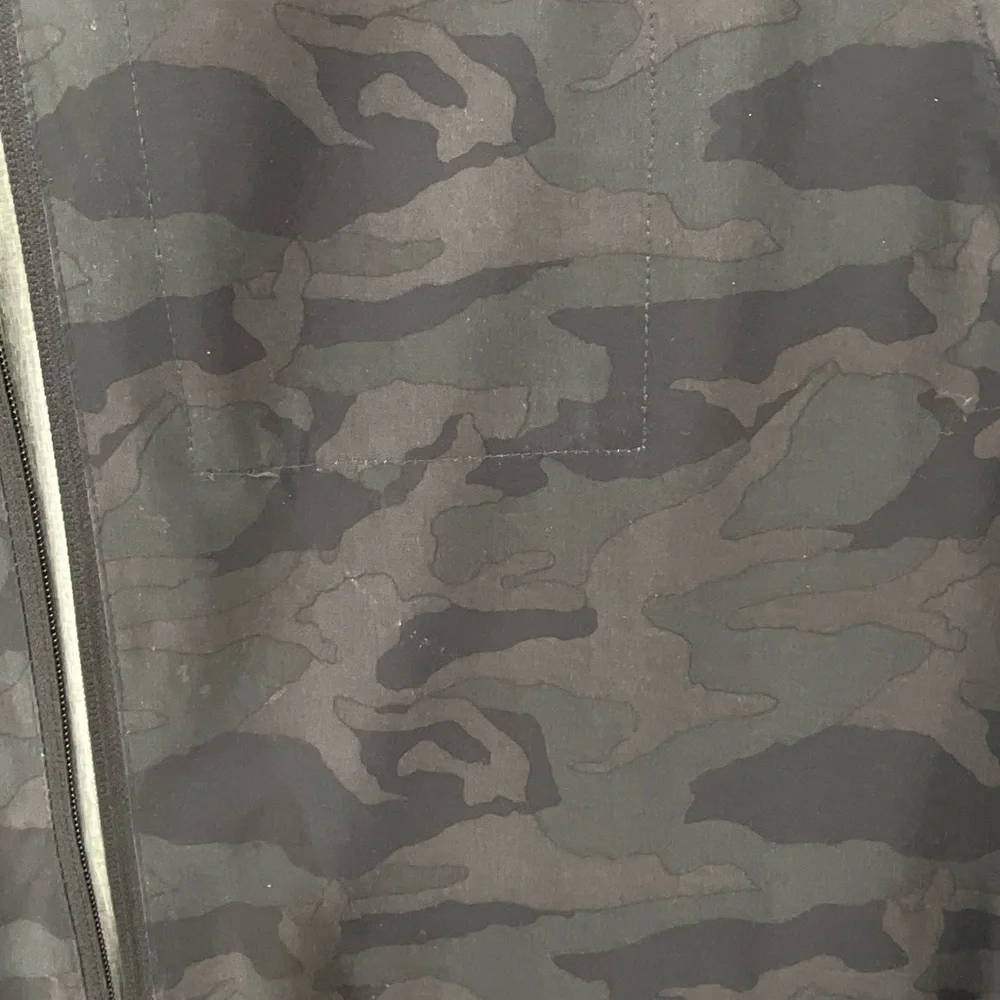 VUORI MEN'S OUTDOOR TRAINER SHELL BLACK‎ CAMO LARGE